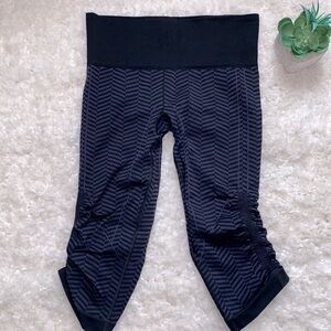LULULEMON In the Flow cropped capris black & purple chevron striped leggings